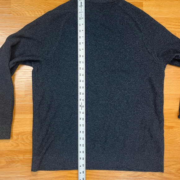 Lululemon sweater like new - Picture 4 of 4